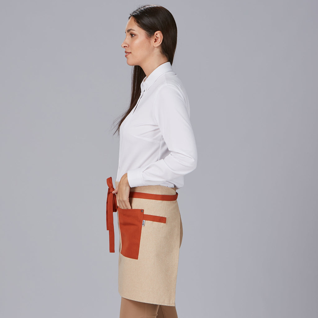 DELANTAL CORTO BOLSILLO Y CINTAS COMBINADAS 45X74 CM