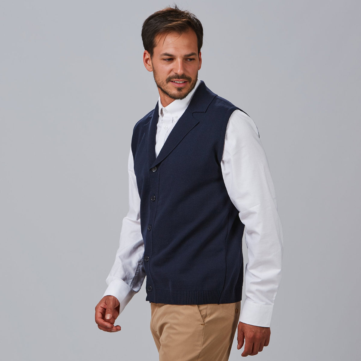 CHALECO CUELLO SOLAPA ABOTONADO HOMBRE