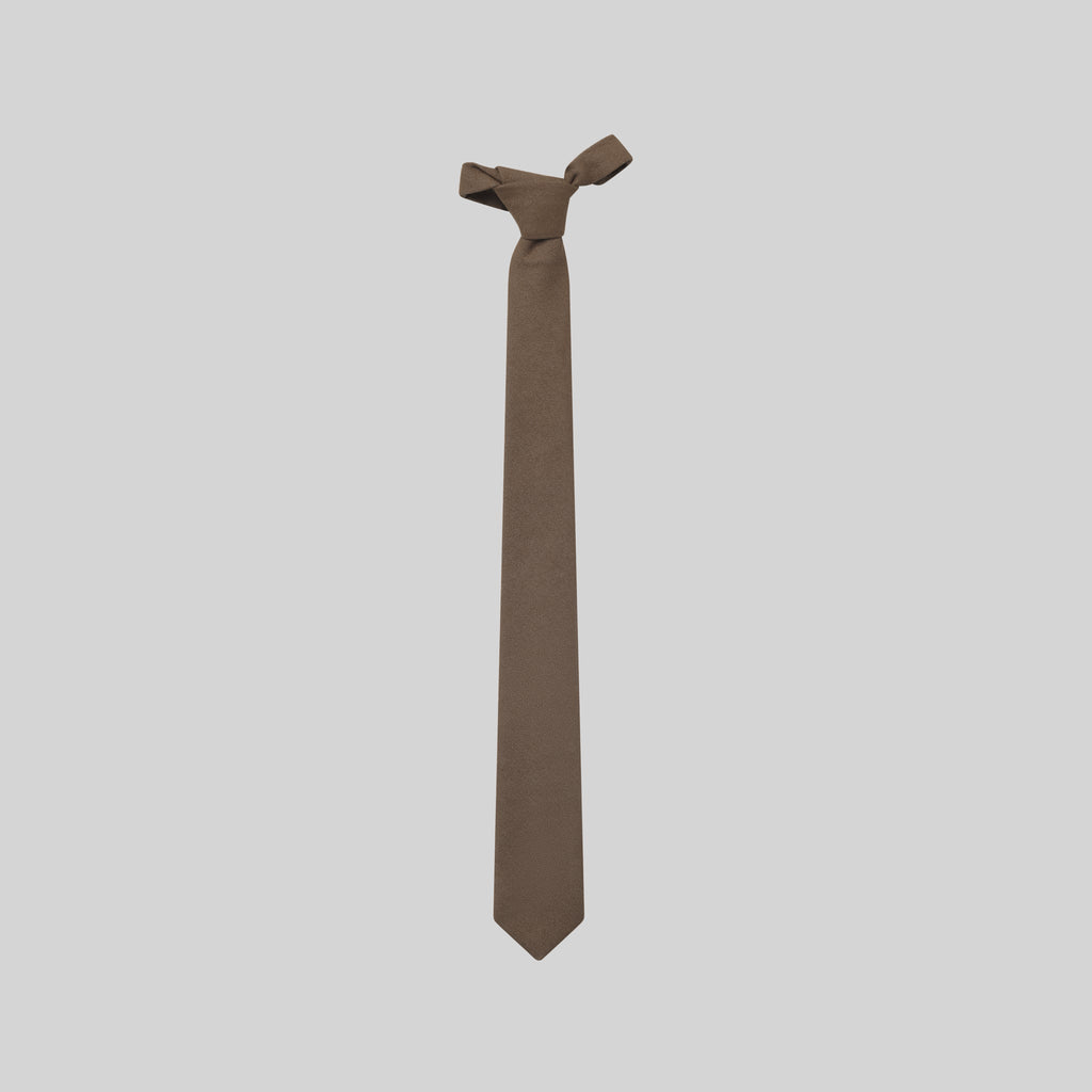 CORBATA CON NUDO DE PALA ESTRECHA