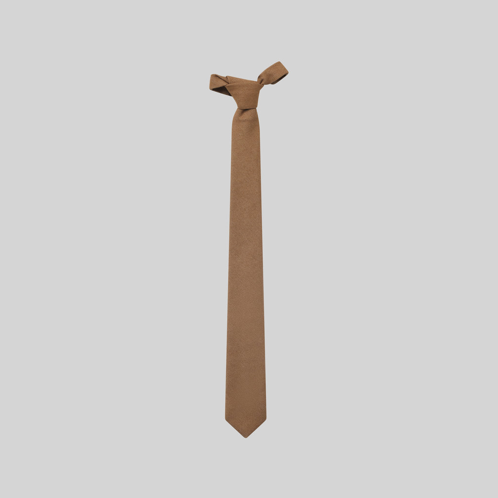 CORBATA CON NUDO DE PALA ESTRECHA