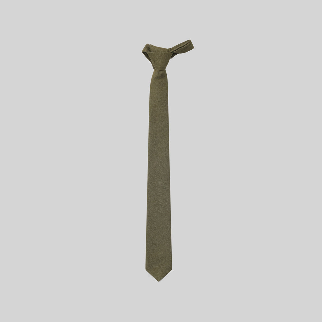 CORBATA CON NUDO DE PALA ESTRECHA