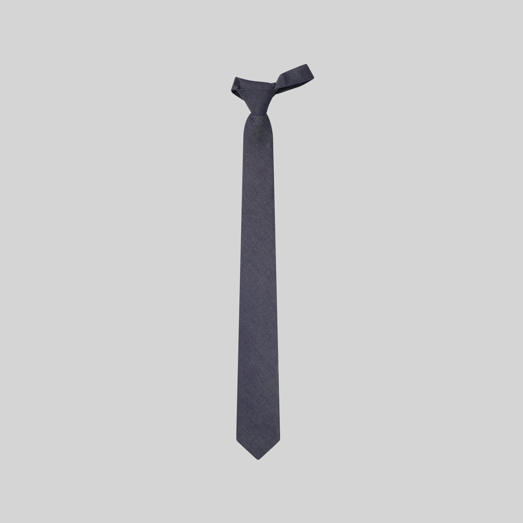 CORBATA CON NUDO DE PALA ESTRECHA