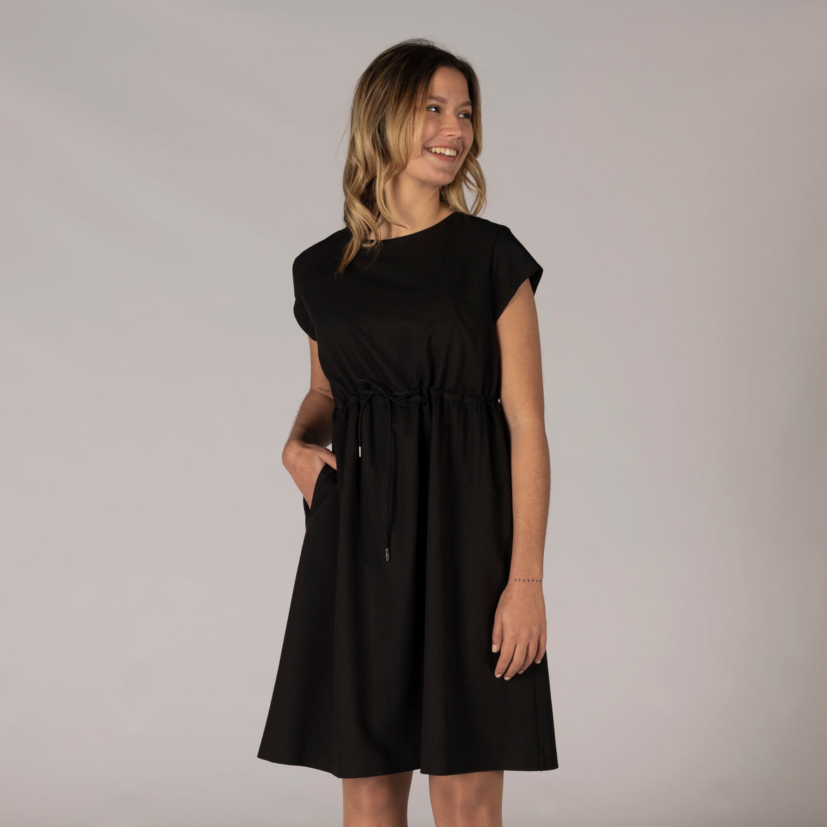 VESTIDO CON CORDON TRIVIAL