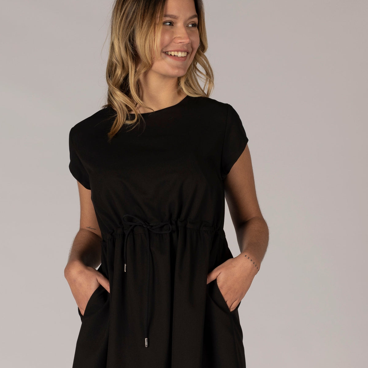 VESTIDO CON CORDON TRIVIAL