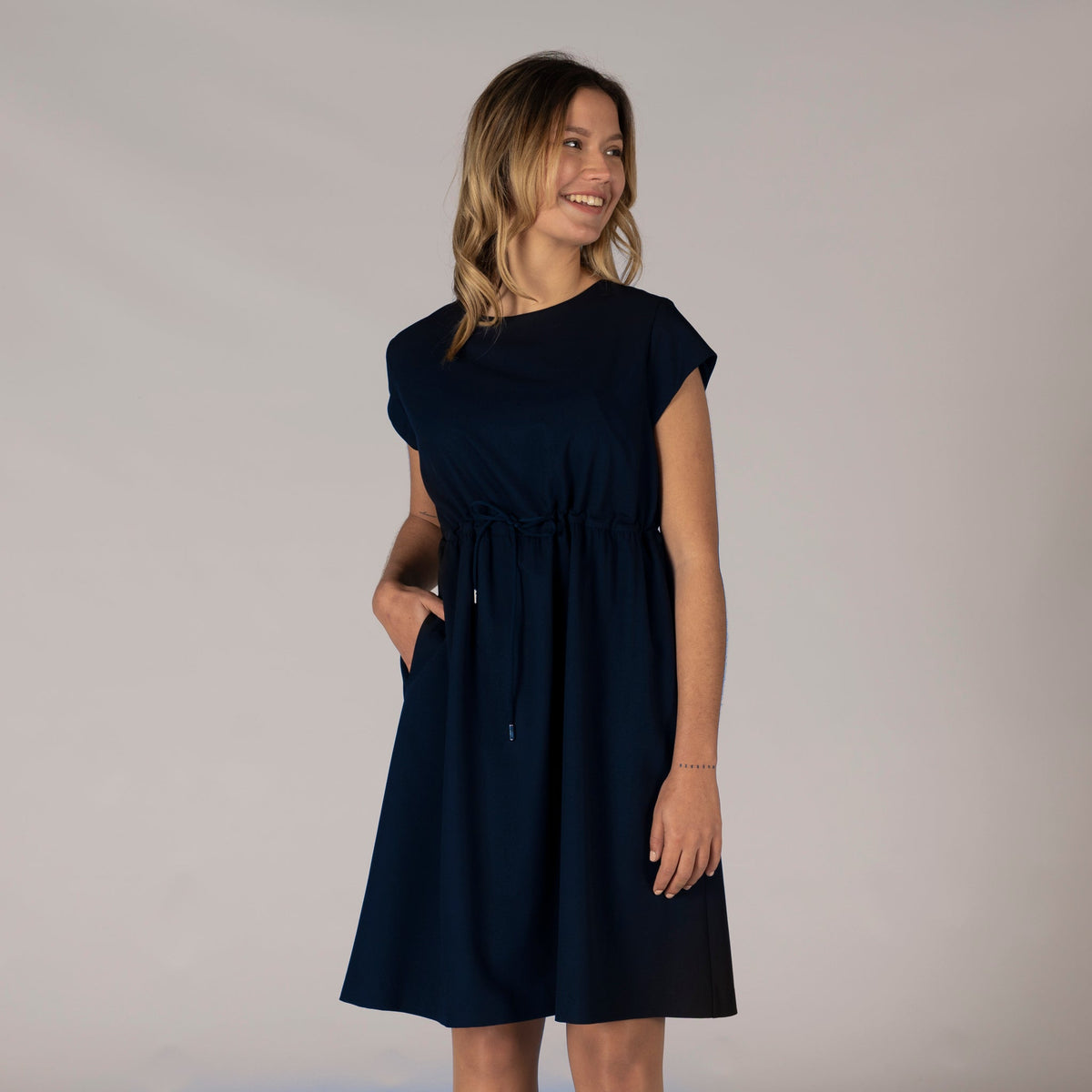 VESTIDO CON CORDON TRIVIAL
