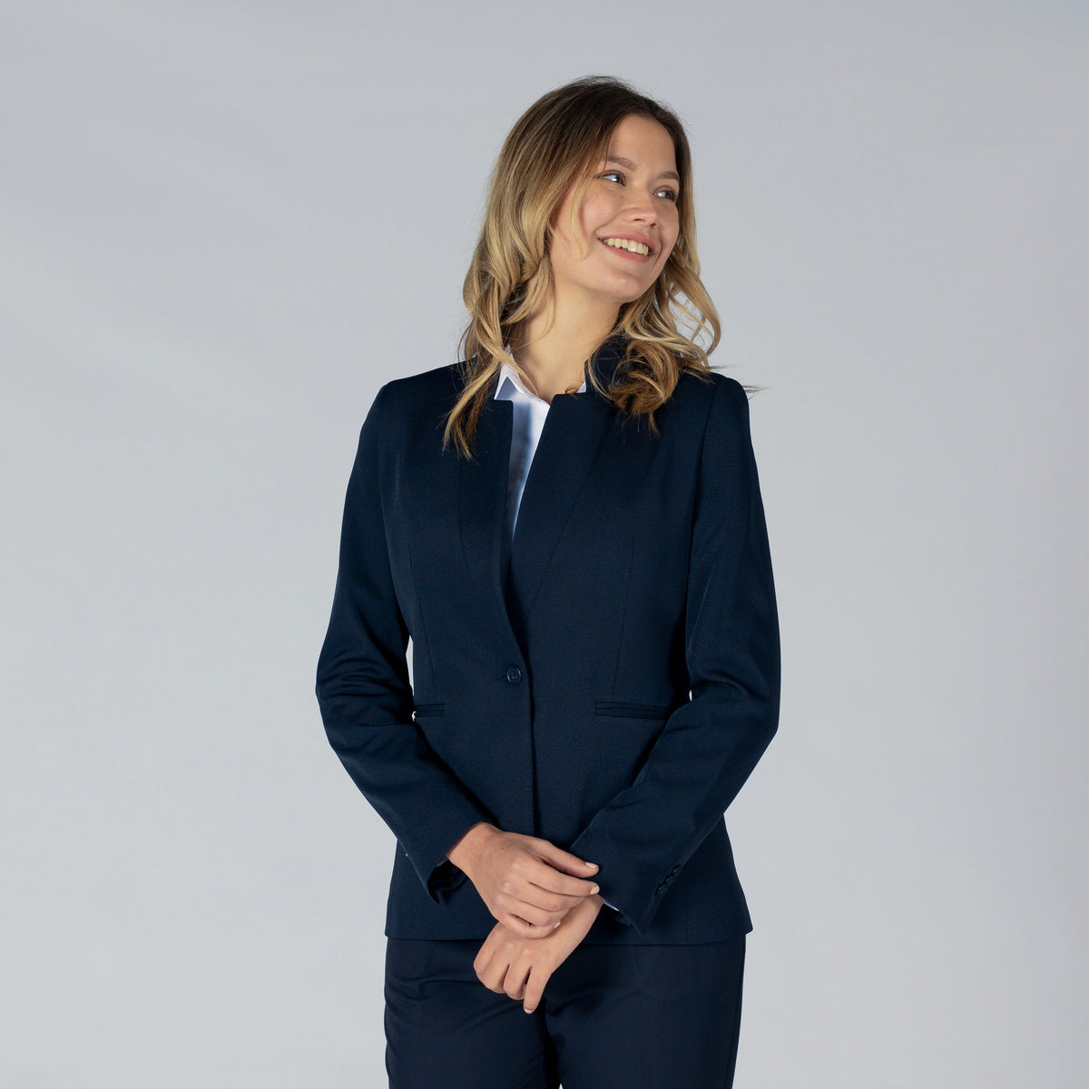AMERICANA MUJER 1 BOTON SOLAPA INVERTIDA TRIVIAL