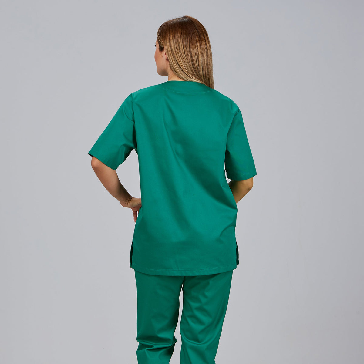 CONJUNTO UNISEX BLUSA CUELLO PICO /PANTALON GOMA ENTERA